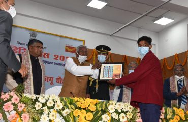डिजीपैक्स समारोह में लोगों को पुरस्कार देते हुए महामहिम।