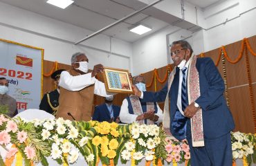 डिजीपैक्स समारोह में लोगों को पुरस्कार देते हुए महामहिम।