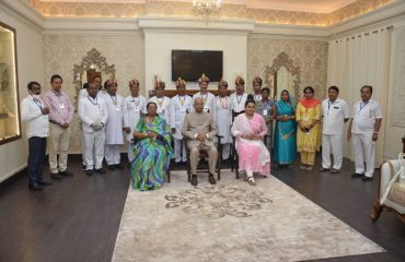 भारत के माननीय राष्ट्रपति राज भवन के कर्मियों के साथ