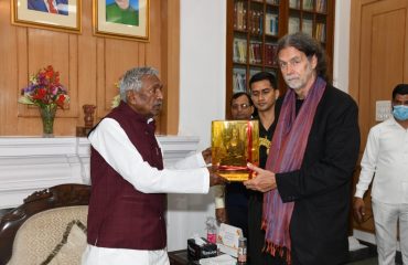 महामहिम ने जर्मन राजदूत को भगवान बुद्ध की स्मृति भेंट करते हुए  ।