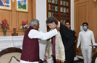 जर्मन राजदूत को महामहिम शॉल भेंट करते हुए।