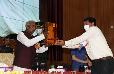 His Excellency presenting award to awardee.