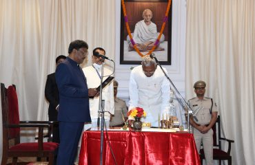 His Excellency administered the oath of Shri Phool Chandra Chaudhary.
