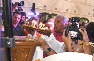 His Excellency offering aarti rituals.