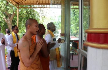 महामहिम भगवान बुद्ध की प्रार्थना करते हुए