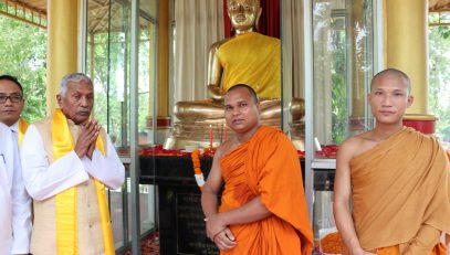 बौद्ध भिक्षुओं के साथ महामहिम।