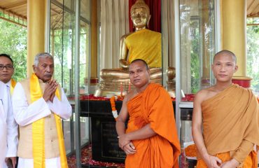बौद्ध भिक्षुओं के साथ महामहिम।