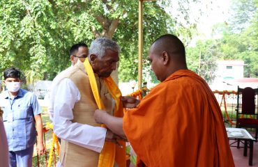 भगवान बुद्ध की प्रतिमा के पास महामहिम का स्वागत