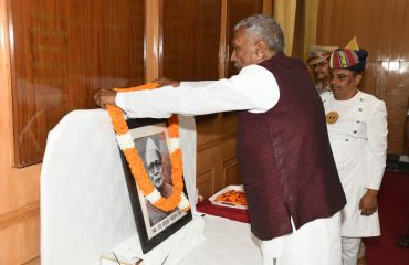 His Excellency garlanding the Photograph of Late Dr. Anugrah Narayan Singh.