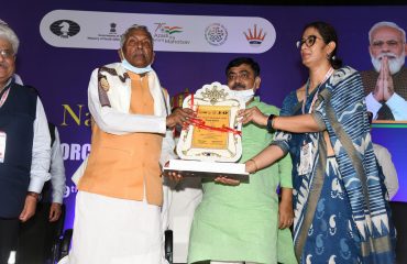 कार्यक्रम में महामहिम का आयोजकों द्वारा स्वागत किया गया।