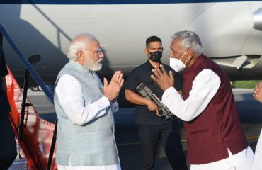 महामहिम पटना हवाई अड्डे पर माननीय प्रधान मंत्री श्री नरेंद्र मोदी का स्वागत करते हुए।