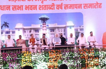 बिहार विधान सभा परिसर में शताब्दी समारोह कार्यक्रम में भाग लेने वाले अन्य गणमान्य व्यक्तियों के साथ महामहिम और माननीय प्रधान मंत्री श्री नरेंद्र मोदी।