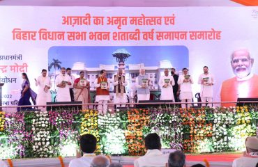 महामहिम एवं माननीय प्रधान मंत्री श्री नरेंद्र मोदी बिहार विधान सभा पर आधारित पुस्तक का अनावरण करते हुए ।