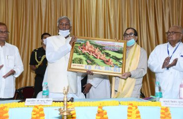 महामहिम को पूर्वी चंपारण, बिहार में बनने वाले प्रस्तावित रामायण मंदिर की तस्वीर दी गयी ।