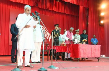His Excellency administering the oath of Shri Nitish Kumar as Chief Minister.