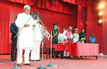 His Excellency administering the oath of Shri Nitish Kumar as Chief Minister.