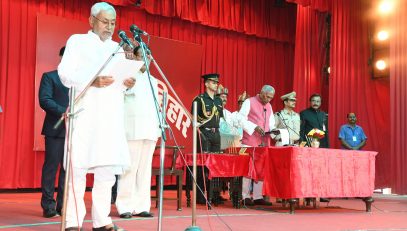 His Excellency administering the oath of Shri Nitish Kumar as Chief Minister.