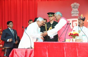 His Excellency Congratulating Shri Nitish Kumar after administering the oath.