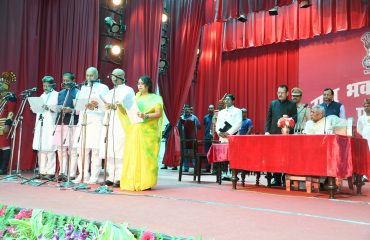 4.His Excellency administering the oath of council of Ministers.