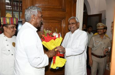 मुख्यमंत्री श्री नीतीश कुमार महामहिम से मिलते हुए।