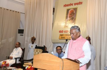 महामहिम कार्यक्रम के आमंत्रितों को संबोधित करते हुए।