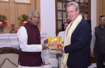 महामहिम ने ऑस्ट्रेलियाई राजदूत को एक क्षण प्रस्तुत किया।