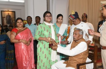 महामहिम राष्ट्रीय चित्रकला प्रतियोगिता के विजेता का अभिनंदन करते हुए।
