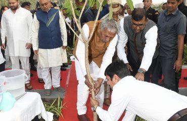माननीय मुख्यमंत्री की उपस्थिति में पौधारोपण करते महामहिम