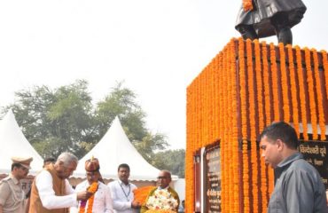 His Excellency paying tribute to Pandit Jawaharlal Nehru