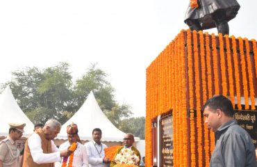 महामहिम पंडित जवाहरलाल नेहरू को श्रद्धांजलि अर्पित करते हुए
