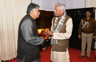 His Excellency presenting a memento to Honorable Speaker of Bihar Legislative Assembly, Shri Awadh Bihari Chaudhary.