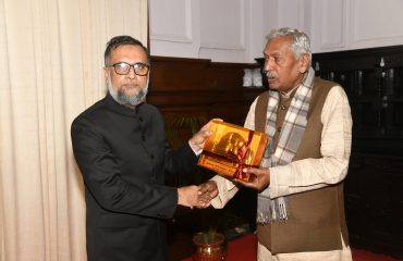 His Excellency presenting a memento to Chief Secretary, Shri Amir Subhani.