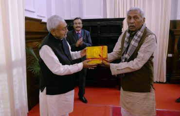 His Excellency presenting a memento to Honorable Chief Minister, Shri Nitish Kumar.