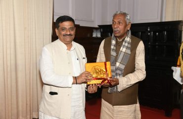 His Excellency presenting the memento to Honorable Water Resource , Information and Public Relation Minister, Shri Sanjay Kumar Jha.