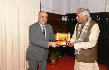 His Excellency presenting the memento to Honorable Mr. Justice Ahsanuddin Amanullah.