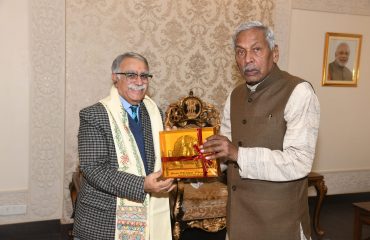 माननीय मुख्य न्यायाधीश महामहिम से मिलते हुए।