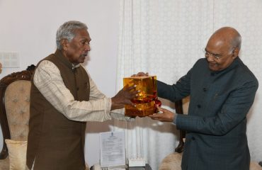 His Excellency presenting a memento to the Former President, Shri Ram Nath Kovind.
