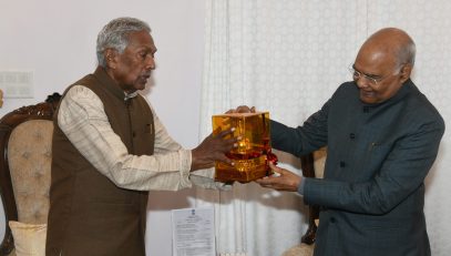 His Excellency presenting a memento to the Former President, Shri Ram Nath Kovind.