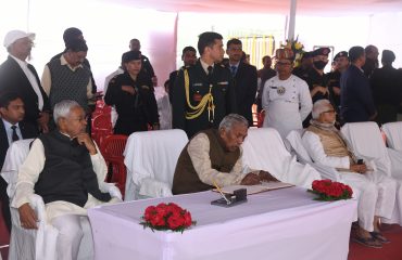 कार्यक्रम में माननीय मुख्यमंत्री के साथ महामहिम।
