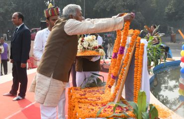 महामहिम डॉ. राजेंद्र प्रसाद के चित्र पर माल्यार्पण करते हुए।