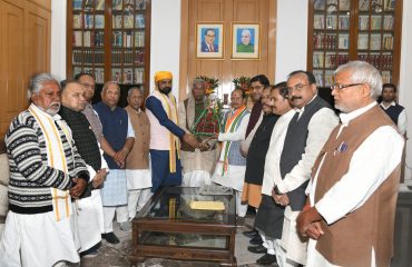 प्रतिनिधिमंडल ने महामहिम को गुलदस्ता भेंट किया।