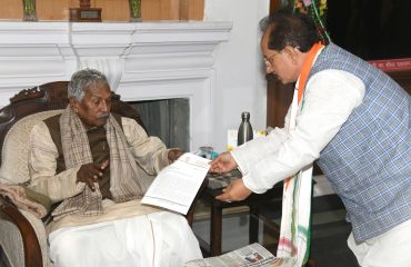 नेता प्रतिपक्ष द्वारा महामहिम को ज्ञापन सौंपा गया।