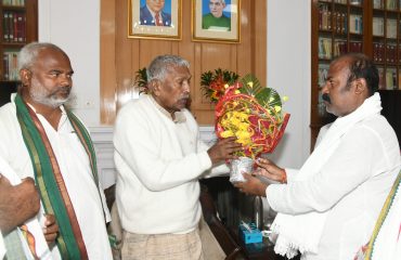 प्रतिनिधिमंडल ने महामहिम को गुलदस्ता भेंट किया।