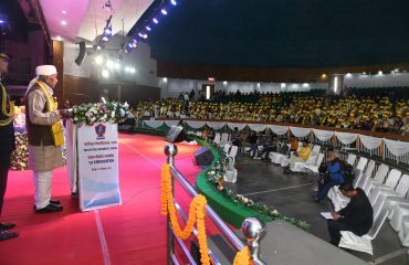 दीक्षांत समारोह में छात्रों को संबोधित करते महामहिम।
