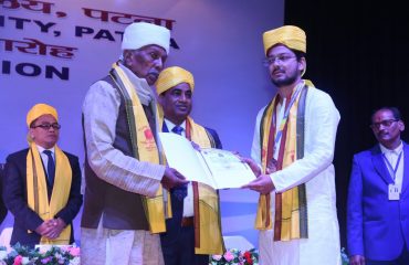 His Excellency felicitating toppers at the convocation.