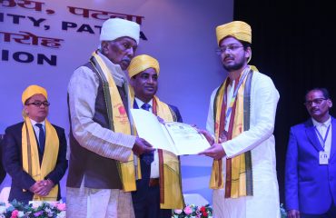 दीक्षांत समारोह में टॉपर्स को सम्मानित करते महामहिम।