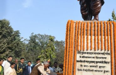 His Excellency paying floral tribute to Sardar Vallabhbhai Patel.
