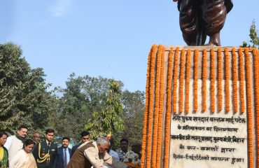 महामहिम सरदार वल्लभभाई पटेल को पुष्पांजलि अर्पित करते हुए।
