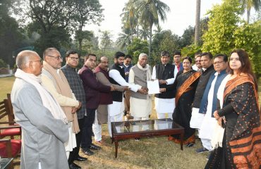 माननीय केंद्रीय खाद्य प्रसंस्करण उद्योग मंत्री के नेतृत्व में एक प्रतिनिधिमंडल ने महामहिम को एक ज्ञापन सौंपा।