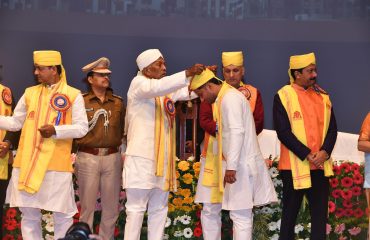 टॉपर्स को मेडल प्रदान करते महामहिम